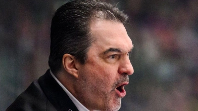 Augsburgs Sportdirektor Larry Mitchell lobt Torwart Peyton Jones. (Archivbild) (Foto: Tom Weller/dpa)