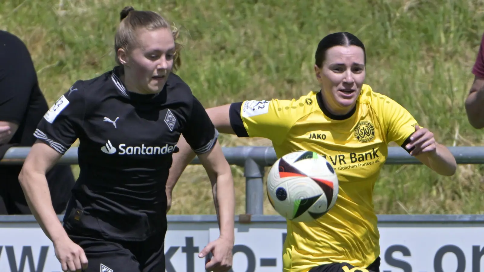 Abschiedsvorstellung: Ellen Riess vom SV Weinberg (rechts, hier im Spiel gegen Borussia Mönchengladbach) verpasste die Führung.  (Foto: Martin Rügner)