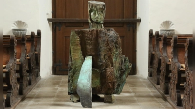 Die Figur „Die Wunde”: Im sakralen Kontext mit dem leidenden Christus am Kreuz erscheint sie wie eine Leidensgenossin des Erlösers. (Foto: Martina Kramer)