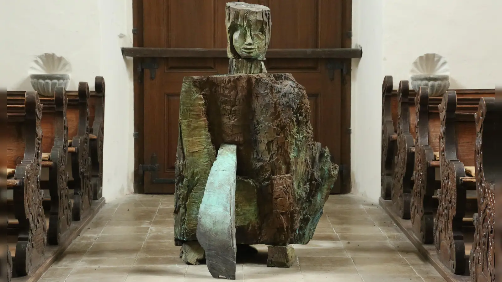 Die Figur „Die Wunde”: Im sakralen Kontext mit dem leidenden Christus am Kreuz erscheint sie wie eine Leidensgenossin des Erlösers. (Foto: Martina Kramer)