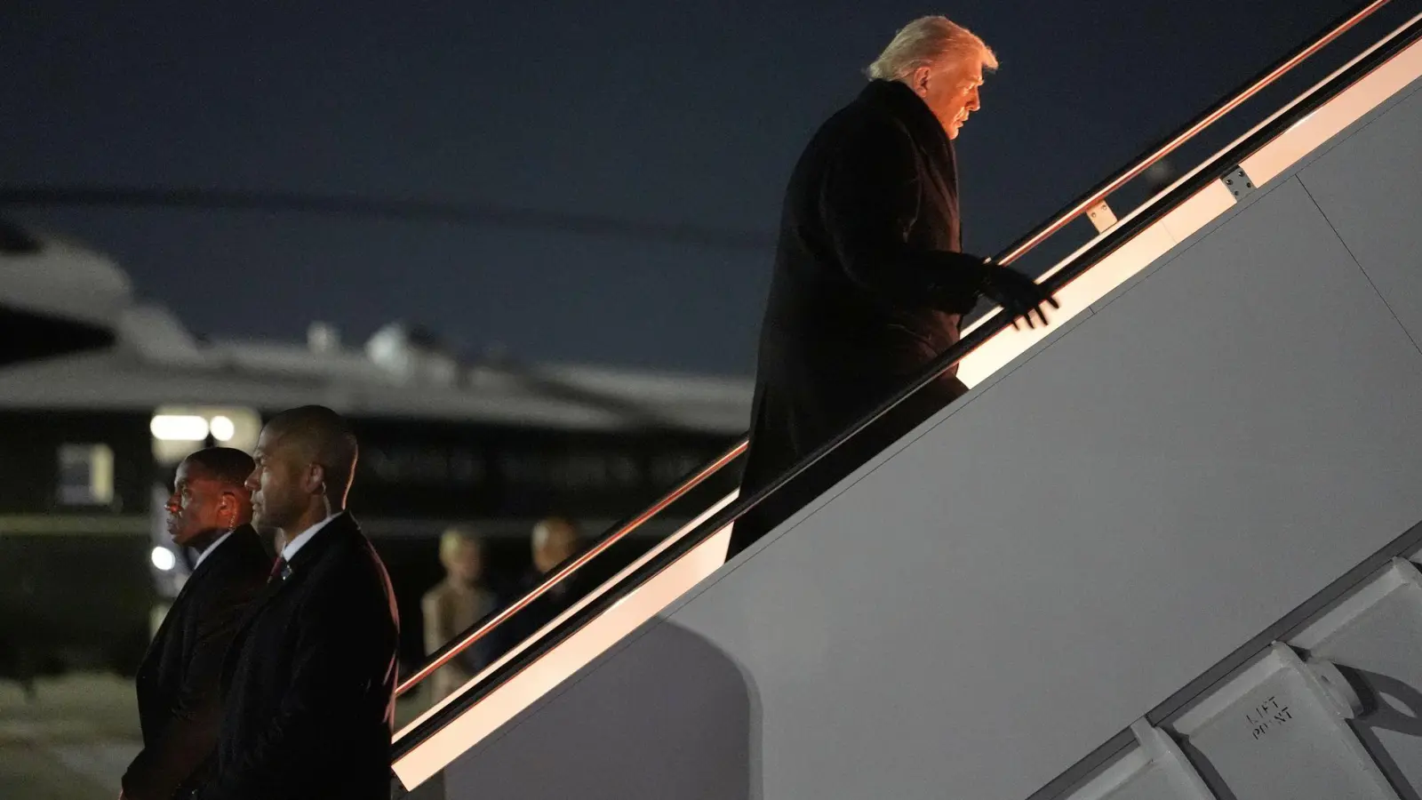 Trump setzte die Reise mit der kleineren Air Force One – eine Boeing 757 – nach Zürich fort. (Foto: Evan Vucci/AP/dpa)