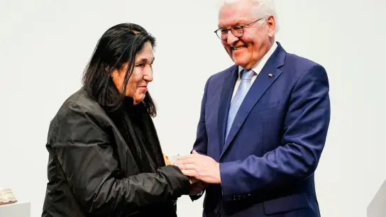 Bundespräsident Frank-Walter Steinmeier gratuliert Emine Sevgi Özdamar, der diesjährigen Preisträgerin des Schillerpreises der Stadt Mannheim. (Foto: Uwe Anspach/dpa)