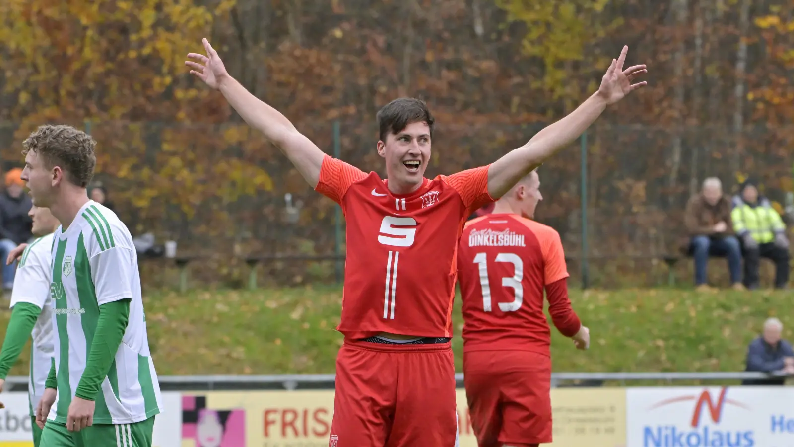 Die pure Freude: Marco Wegert von den Sportfreunden Dinkelsbühl jubelt über sein 1:0 gegen die SF Hofstetten. Am Ende stand ein glatter 3:0-Heimerfolg. (Foto: Martin Rügner)