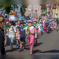 Vom Feuchtwanger Marktplatz aus zogen die Mädchen und Jungen im Klassenverbund den Kronenwirtsberg hinauf zur Maifestwiese. (Foto: René Chlopotowski)