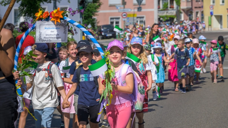 Vom Feuchtwanger Marktplatz aus zogen die Mädchen und Jungen im Klassenverbund den Kronenwirtsberg hinauf zur Maifestwiese. (Foto: René Chlopotowski)
