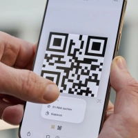 Klick und los: Auch ohne Kamera kann man mit iPhones und Androiden einen QR-Code aktivieren. (Foto: Nico Tapia/dpa-tmn)