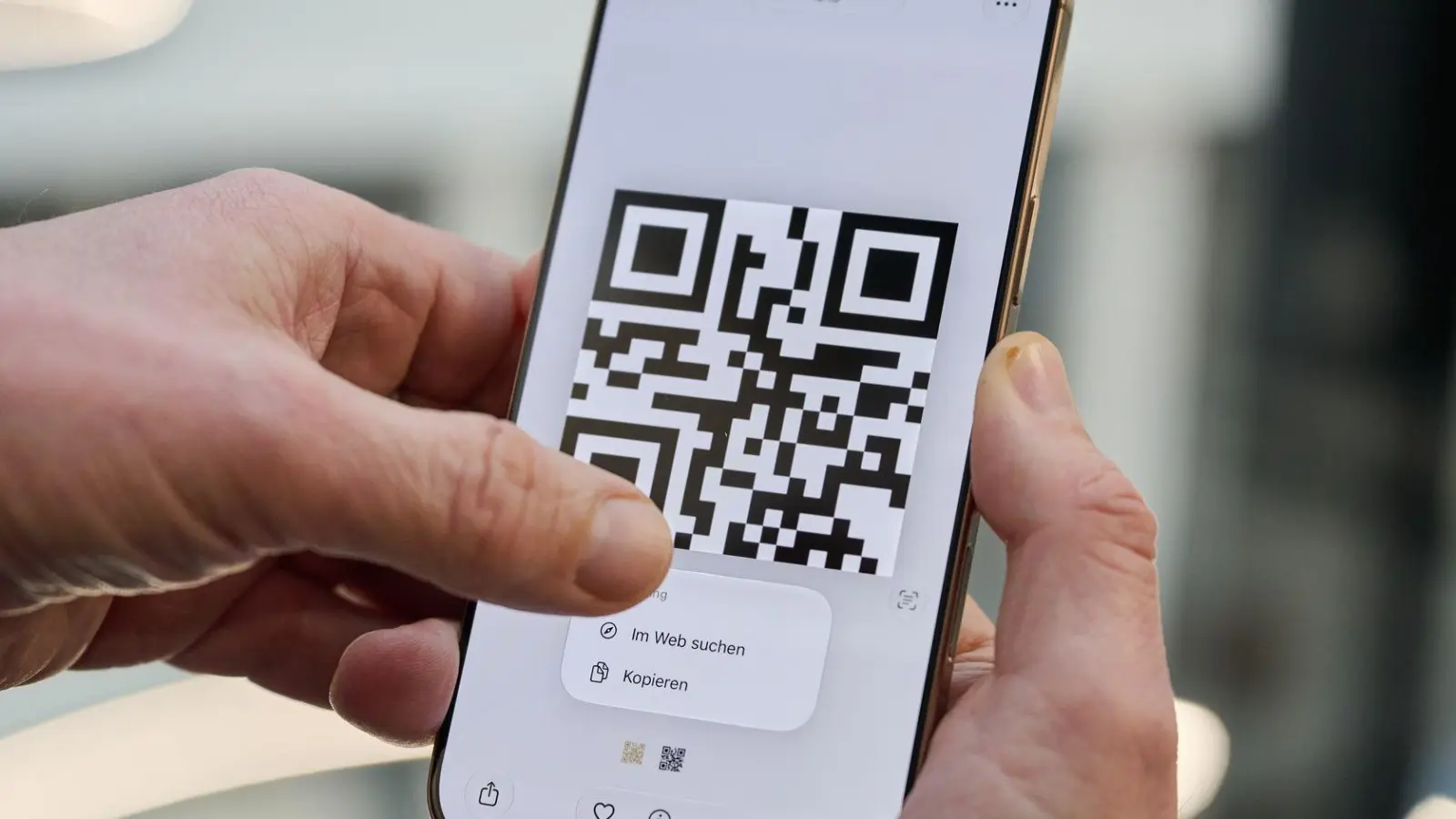 Klick und los: Auch ohne Kamera kann man mit iPhones und Androiden einen QR-Code aktivieren. (Foto: Nico Tapia/dpa-tmn)