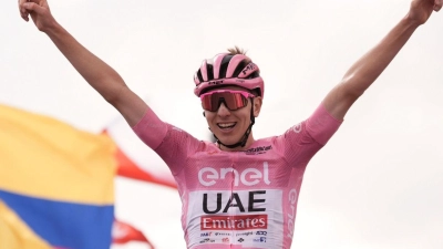 So sehen Sieger aus: Der Slowene Tadej Pogacar hat die 15. Etappe des Giro d`Italia von Manerba del Garda nach Livigno am schnellsten bezwungen. (Foto: Gian Mattia D'Alberto/LaPresse/AP)