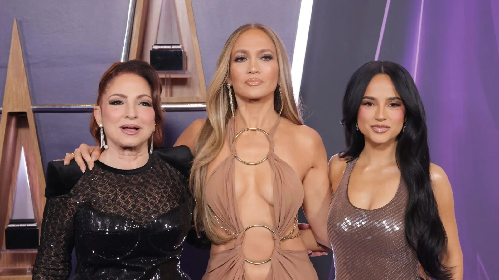 Jennifer Lopez (Mitte) moderierte die AMA-Verleihung in Las Vegas.  (Foto: Crash/imageSPACE via ZUMA Press Wire/dpa)