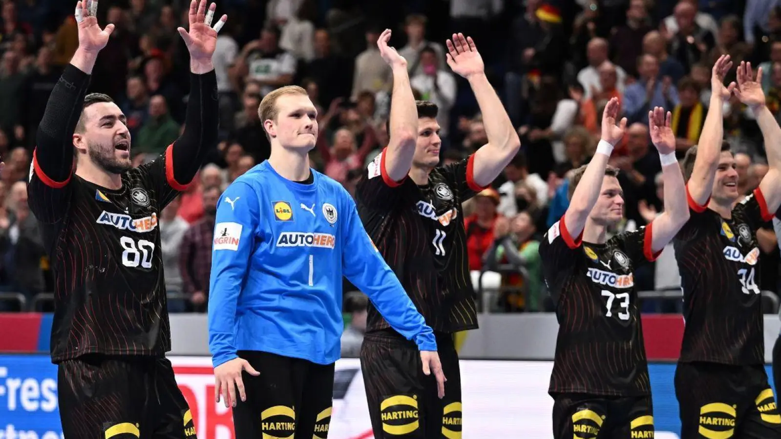 Die Deutsche Mannschaft feiert nach dem Sieg den Einzug in die EM-Hauptrunde. (Foto: Sören Stache/dpa)