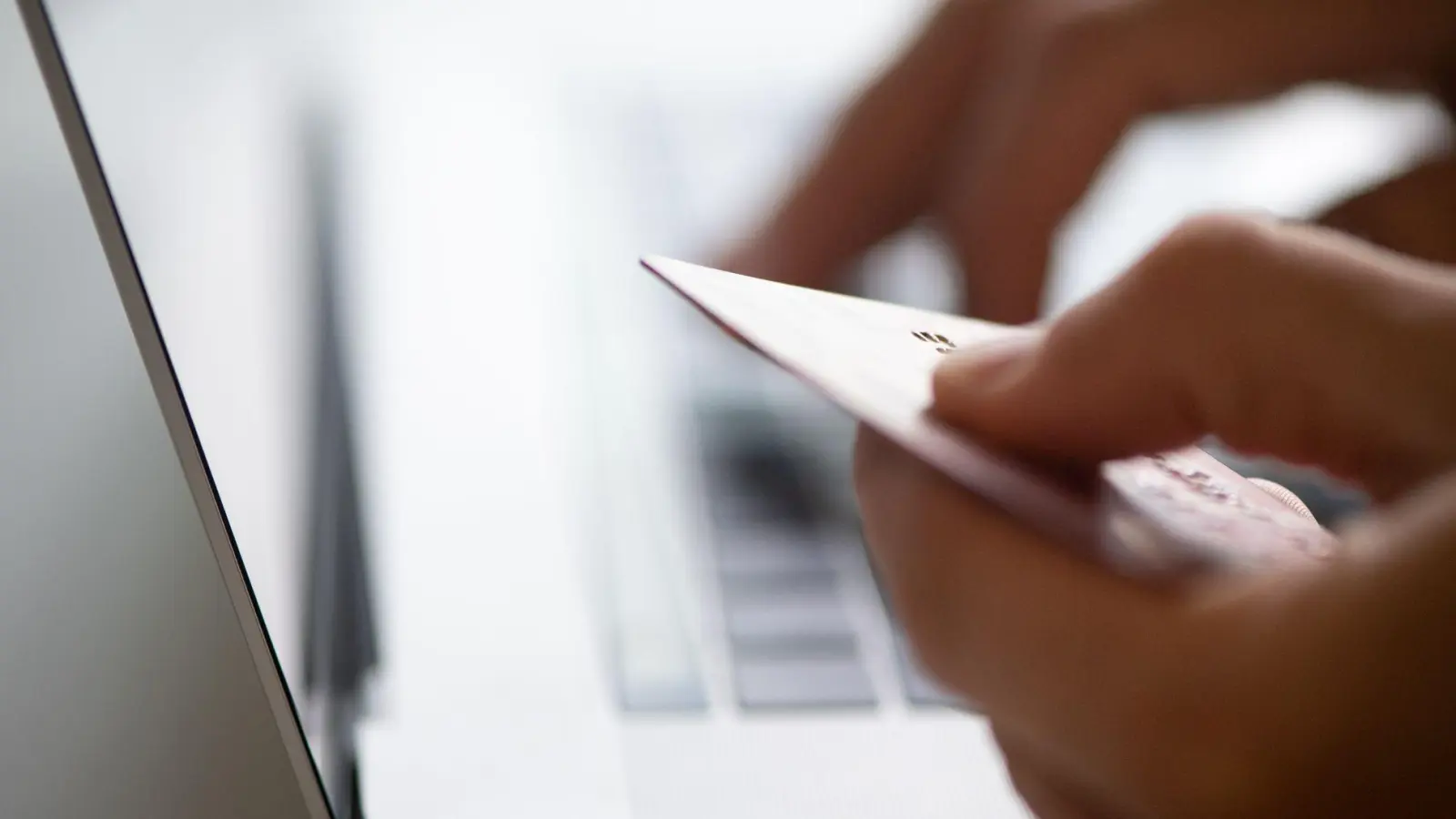 Anders als beim echten Online-Shopping simulieren sogenannte Dopamin-Shops nur den Prozess - Geld fließt keines. Aber bremsen sie Kaufgelüste effektiv? (Foto: Franziska Gabbert/dpa-tmn)