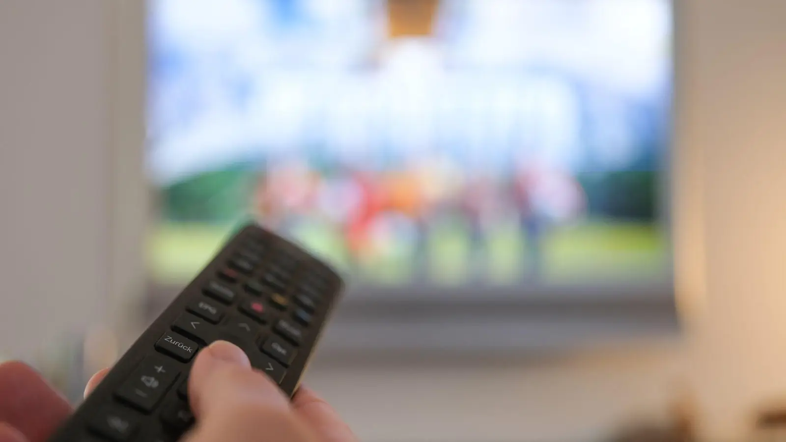 Die Umsätze mit klassischer Unterhaltungselektronik wie Fernsehern gehen in Deutschland weiter leicht zurück. (Archivbild) (Foto: Bernd Weißbrod/dpa)