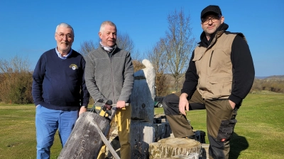 Sie setzen sich für mehr Artenvielfalt auf dem Gelände des Golfclubs in Bad Windsheim ein (von links): Peter Goodchild, Manfred Heinl und Gerhard Müller. (Foto: Nina Daebel)