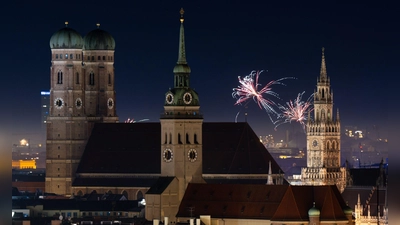 Als Ersatz für Böller und Feuerwerk plant die Stadt München eine Licht- und Lasershow auf der Silvestermeile. (Archivbild) (Foto: Sven Hoppe/dpa)