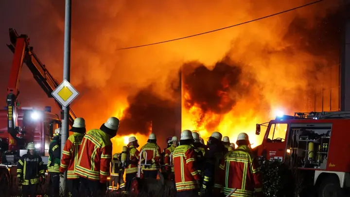 Einsatzkräfte der Feuerwehr löschen den Brand auf dem Firmengelände eines Automobilzulieferers in Allmendingen. (Foto: David Pichler/dpa)