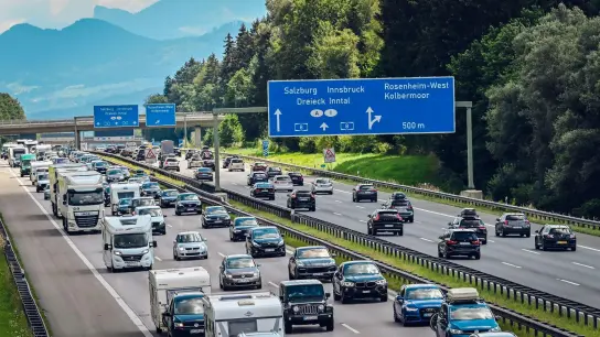 Fahrzeuge stauen sich auf der Autobahn A8 von München nach Salzburg vor dem Inntal-Dreieck. (Foto: Uwe Lein/dpa)