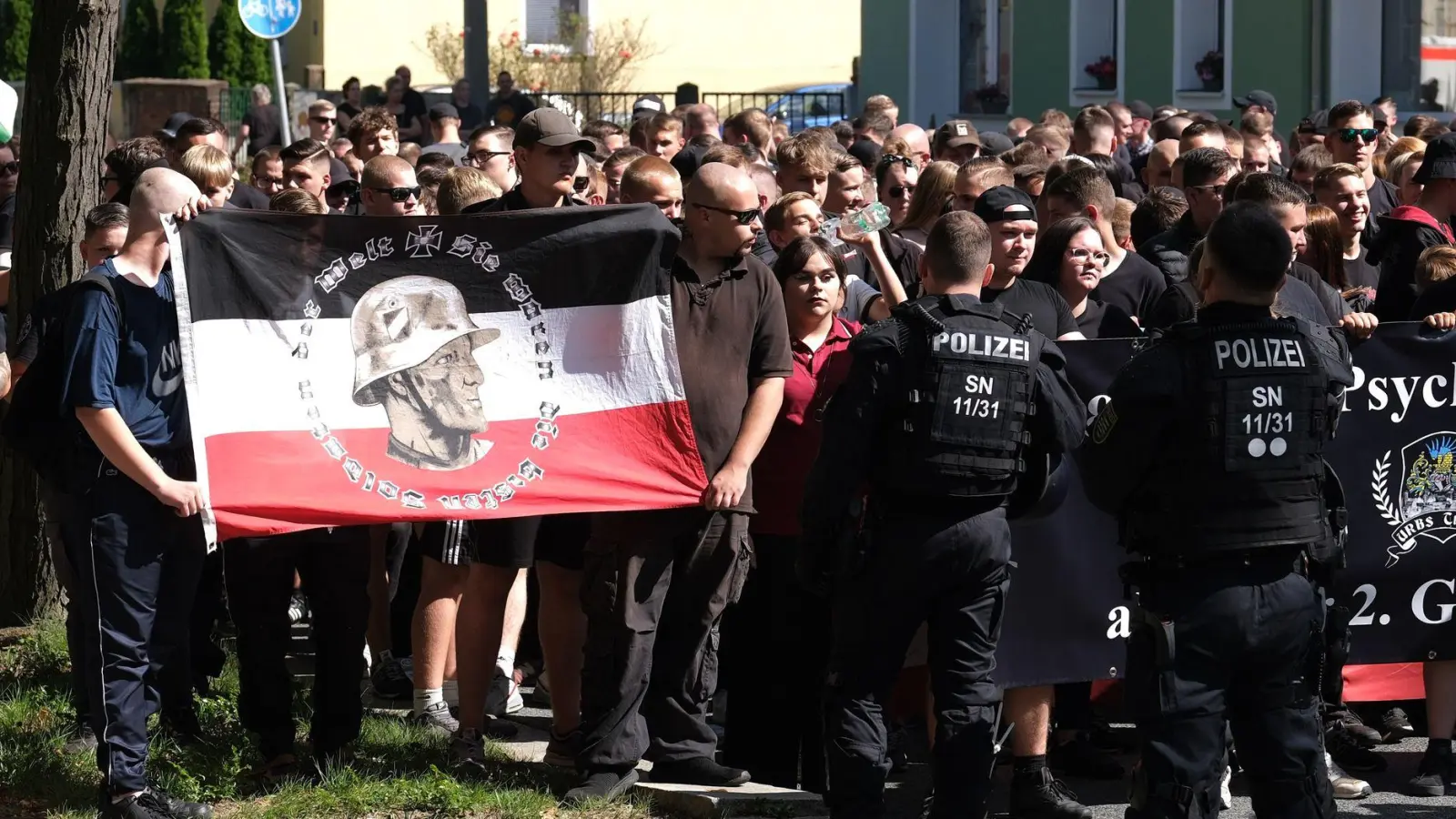 Mehrere CDS-Veranstaltungen waren zuletzt begleitet von Aktionen rechter Gruppen, wie hier in Bautzen. (Archivfoto)  (Foto: Sebastian Willnow/dpa)