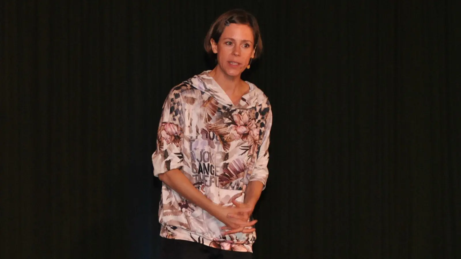 Plaudert sich charmant und klug durchs Programm: die Kabarettistin Inka Meyer. (Foto: Petra Mai)