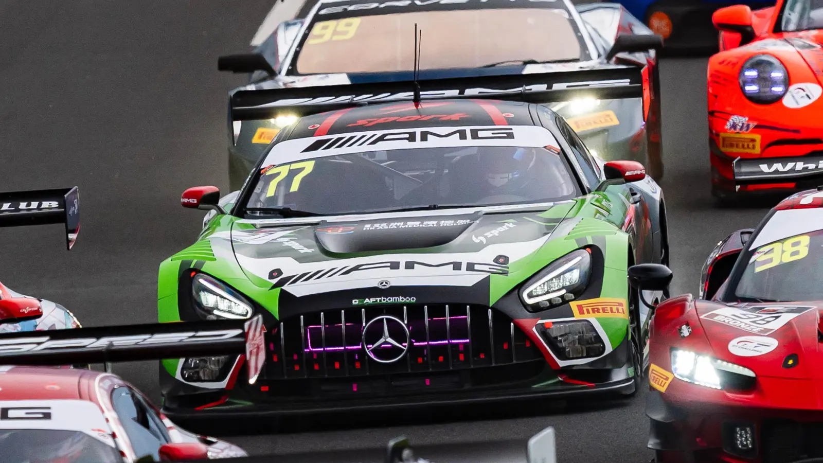 Der AMG von Craft-Bamboo Racing mit der Startnummer 77 im dichten Verkehr. (Foto: Gruppe C Photography)