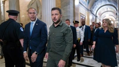 Hakeem Jeffries (2.v.l), Minderheitenführer des US-Repräsentantenhauses, begrüßt Wolodymyr Selenskyj im Kapitol. (Foto: J. Scott Applewhite/AP/dpa)
