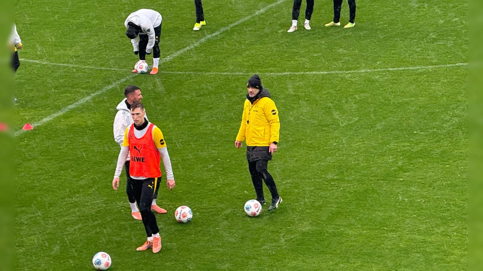 Niko Kovac trainierte mit dem BVB am Sonntag im strömenden Regen (Foto: Carsten Lappe/dpa)