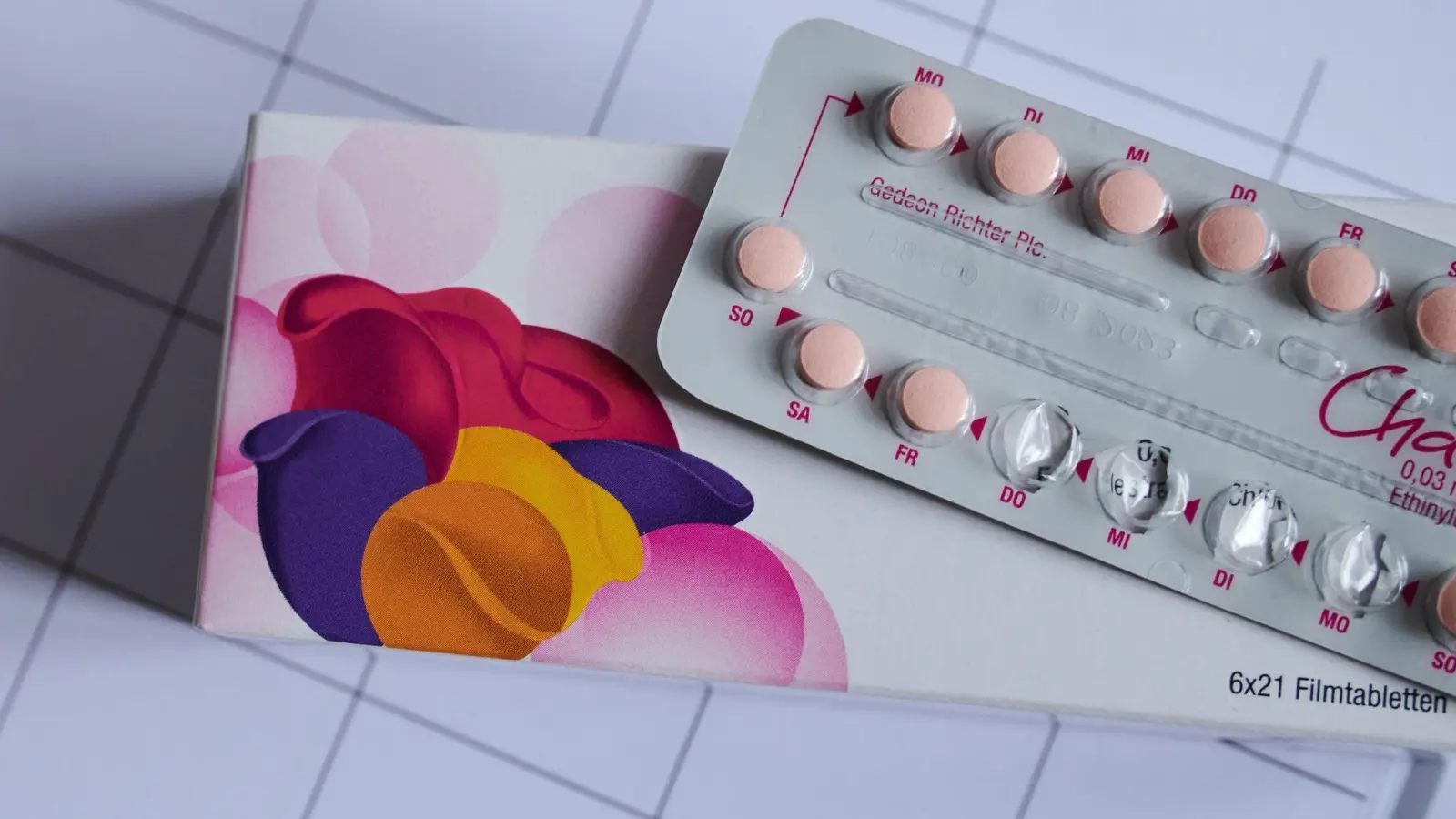 Augen auf bei der Wahl der Pille: Wer in den Wechseljahren mit dieser Methode verhüten will, verwendet besser ein östrogenfreies Präparat. (Foto: Annette Riedl/dpa/dpa-tmn)
