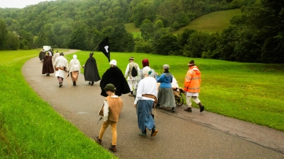 Der kleine Tross zieht von Rothenburg aus durch das Taubertal. Ziel ist die Holdermühle nördlich von Tauberzell. (Foto: Evi Lemberger)