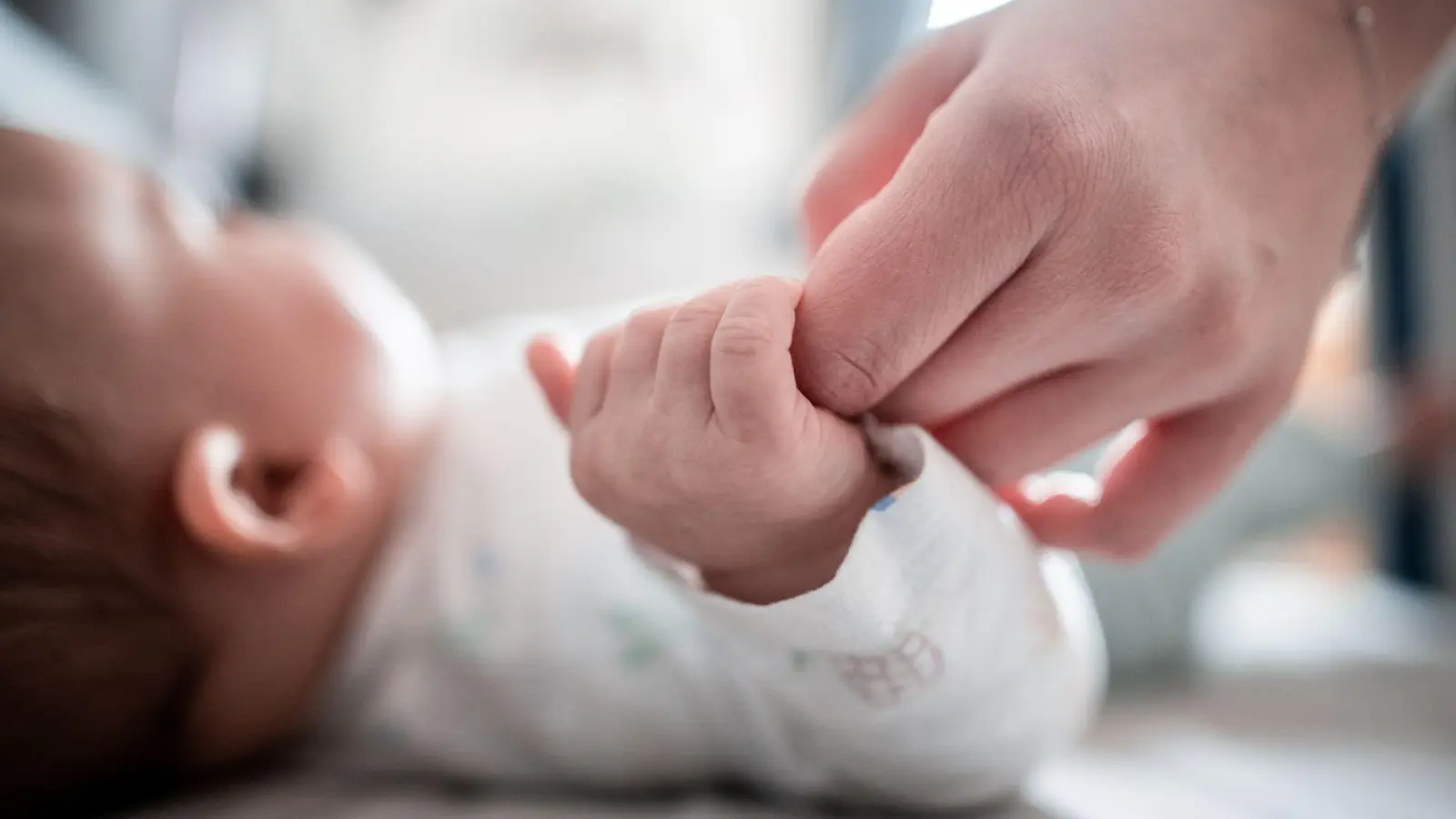 Kein Familiengeld mehr, aber 3.000 Euro Kinderstartgeld gibt es künftig in Bayern. (Foto: Fabian Strauch/dpa)