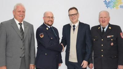 Neustadts Bürgermeister Klaus Meier gratulierte dem neuen Kreisbrandinspektor Florian Brandt zusammen mit Landrat Dr. Christian von Dobschütz und Kreisbrandrat Alfred Tilz (von links) zu seiner Bestellung (Foto: Rainer Weiskirchen)