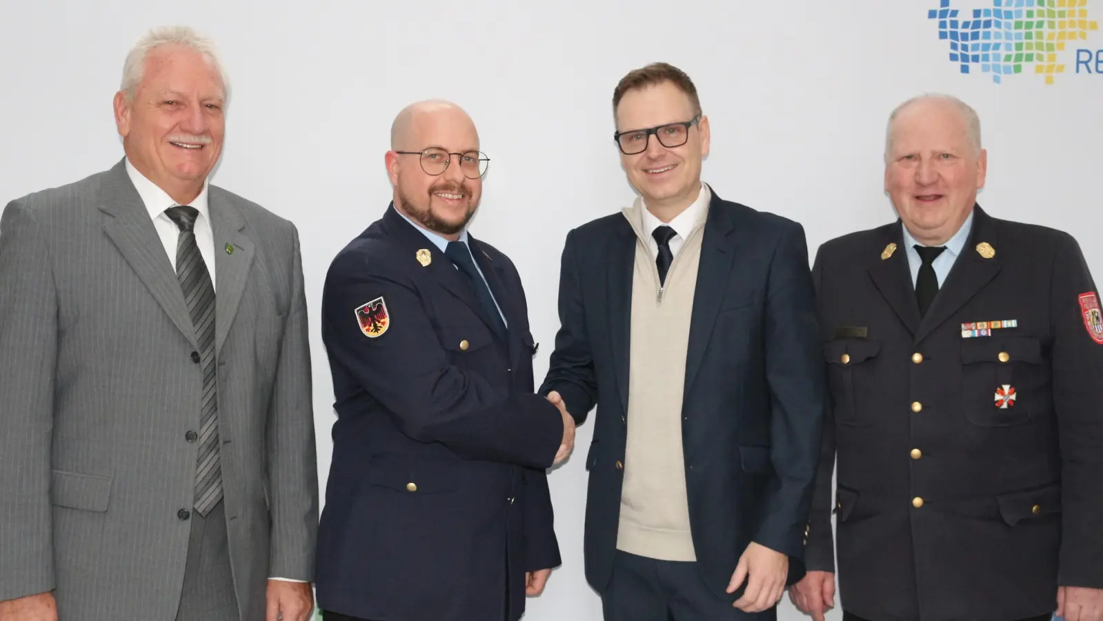 Neustadts Bürgermeister Klaus Meier gratulierte dem neuen Kreisbrandinspektor Florian Brandt zusammen mit Landrat Dr. Christian von Dobschütz und Kreisbrandrat Alfred Tilz (von links) zu seiner Bestellung (Foto: Rainer Weiskirchen)