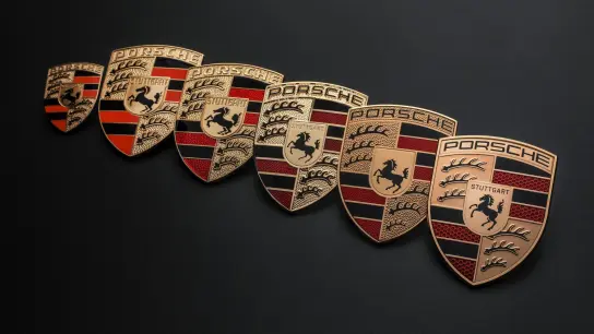 Die letzten Aktualisierung des Porsche-Logos ist auf der rechten Seite zu sehen. (Foto: Porsche/dpa)