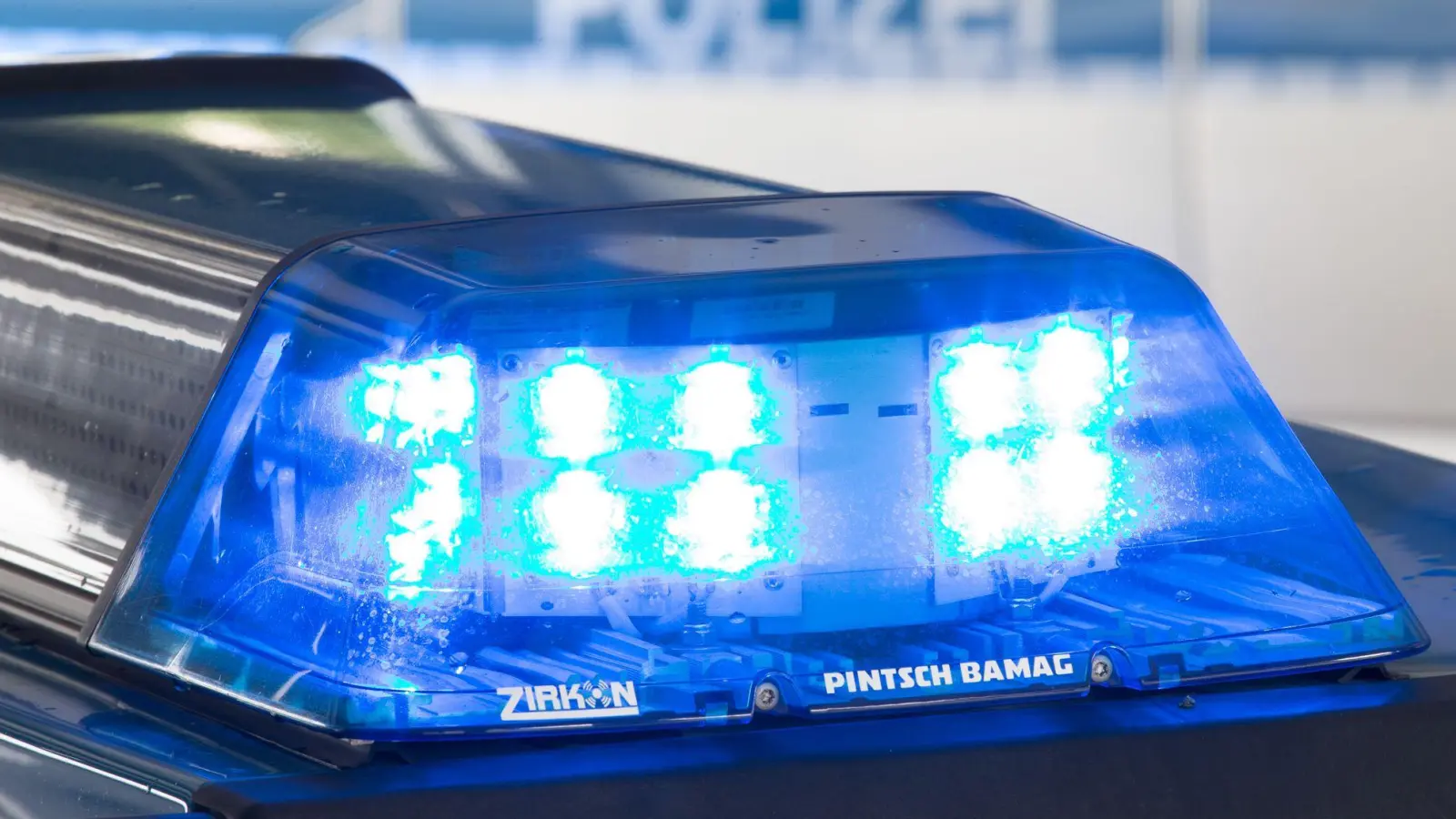 Die Polizei in Dillingen untersucht nach Hinweisen insgesamt zehn mutmaßliche Luftgewehr-Schüssen auf Autos aus. (Symbolbild) (Foto: Friso Gentsch/dpa)