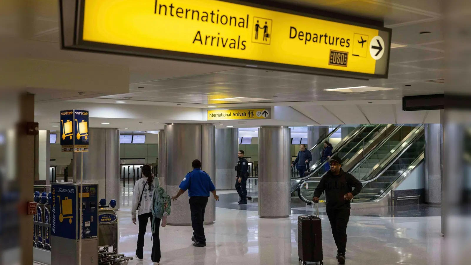 Touristen aus bestimmten Ländern sollen künftig bei der Einreise eine Kaution hinterlegen. (Symbolbild) (Foto: Yuki Iwamura/FR171758 AP/AP/dpa)