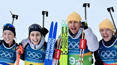 Das deutsche Team feiert Olympia-Bronze in Antholz. (Foto: Hendrik Schmidt/dpa)