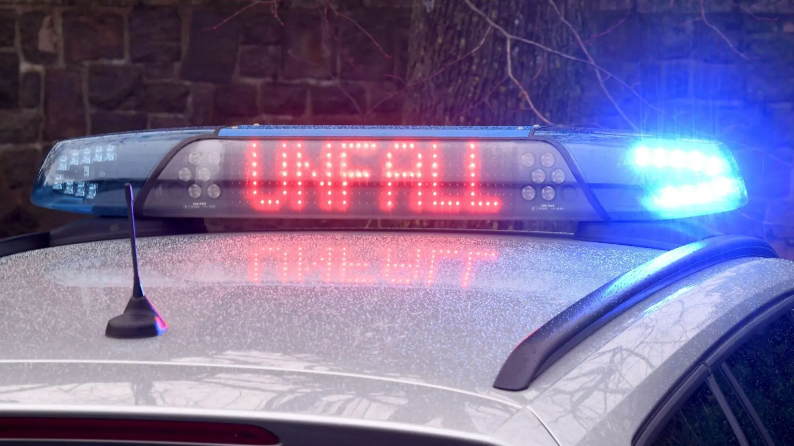 Am Dienstag ist ein Mädchen mit ihrem Tretroller auf die Straße geraten. Ein Autofahrer konnte nicht mehr rechtzeitig bremsen. (Symbolbild: Carsten Rehder/dpa)