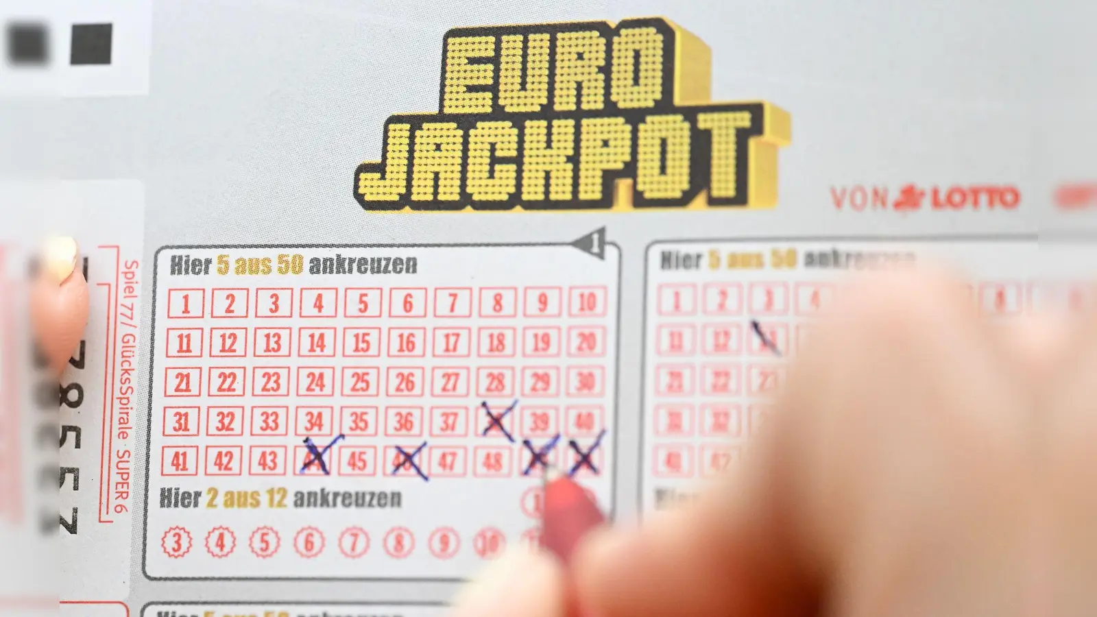 Beim Eurojackpot tippen die Teilnehmer fünf Zahlen und zwei Zusatzzahlen. (Foto: Bernd Weißbrod/dpa)