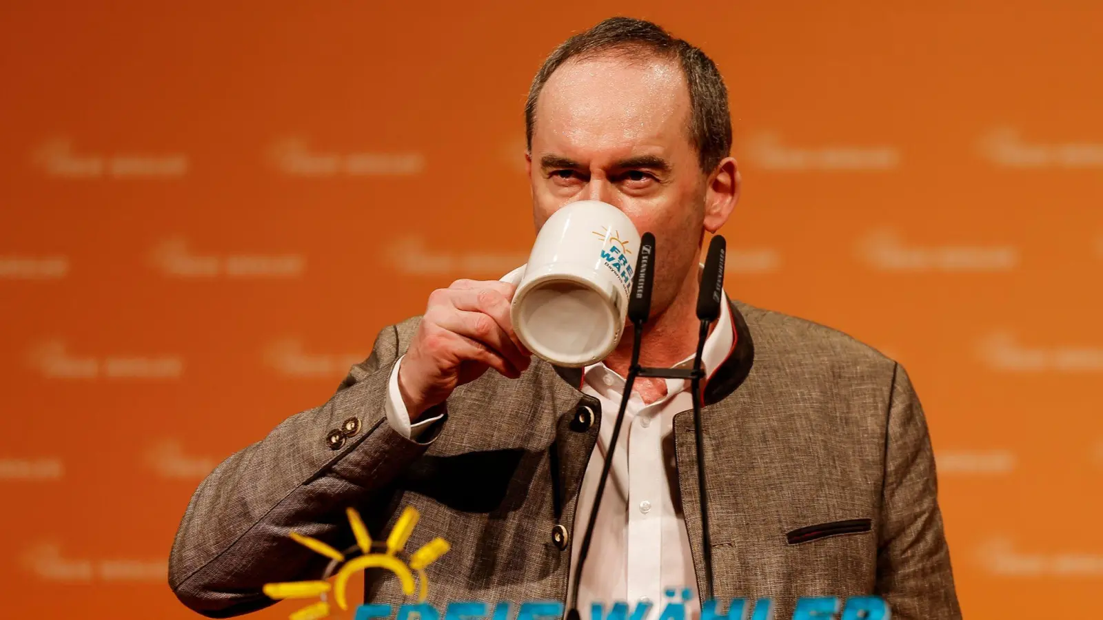 Bayerns Wirtschaftsminister und Parteivorsitzender der Freien Wähler Hubert Aiwanger beim politischen Aschermittwoch. (Foto: Daniel Löb/dpa)
