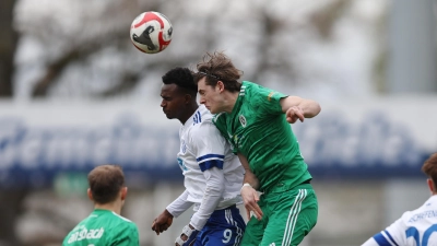 Kopfballduell in Aschaffenburg: Hady Kallo (in Weiß) von der gastgebenden Viktoria und Johannis Zimmermann von der SpVgg Ansbach.  (Foto: Julien Christ / sportfotografie.de)