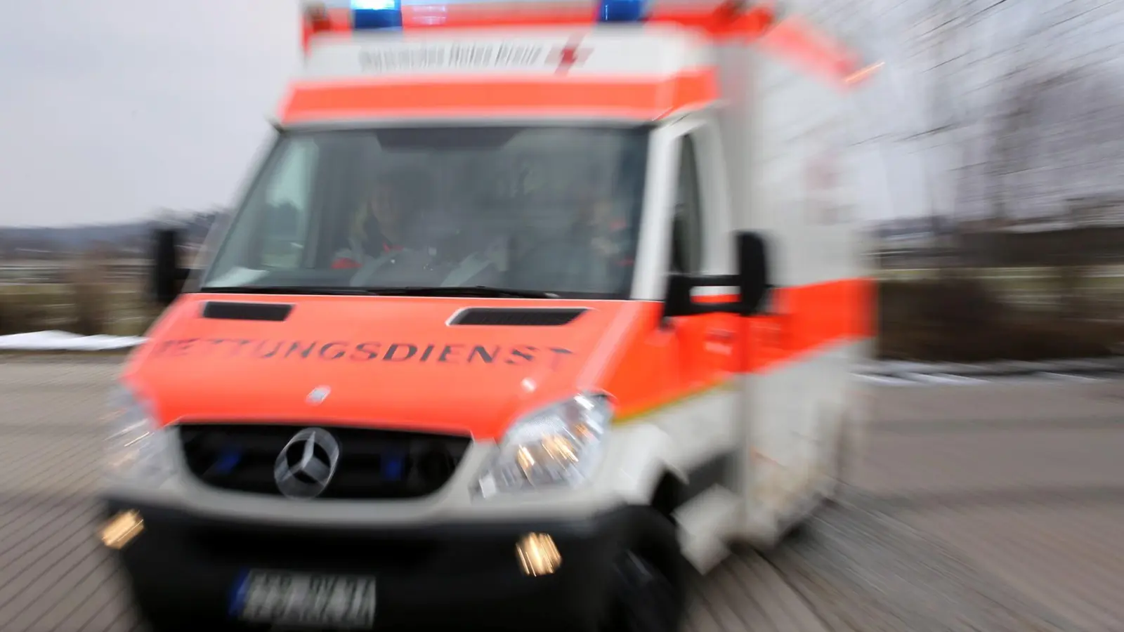 Der 27-Jährige kam nach dem Absturz mit schweren Verletzungen ins Krankenhaus. Lebensgefahr bestand Polizeiangaben zufolge nicht. (Symbolbild) (Foto: Stephan Jansen/dpa)