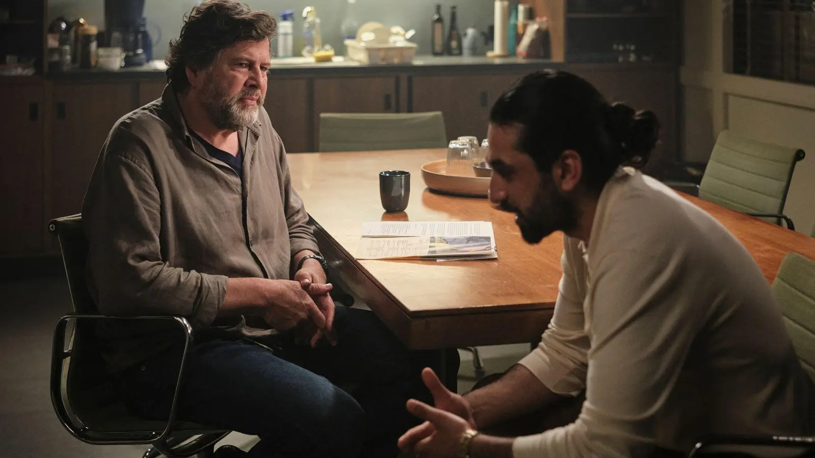 Ramin Taremi (rechtst, Omid Memar) wird in dem neuen „Tatort: Innere Angelegenheiten“ verdächtigt. Er ist ein Intensivtäter, der in diesem Fall aber seine Unschuld beteuert. (Foto: Benoît Linder/SWR/dpa)