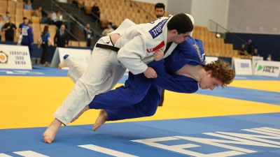 Konditionell im Vorteil: Der Ansbach Samuel Bischoff (blau) in Berlin. (Foto: EJU/Falk Scherf)