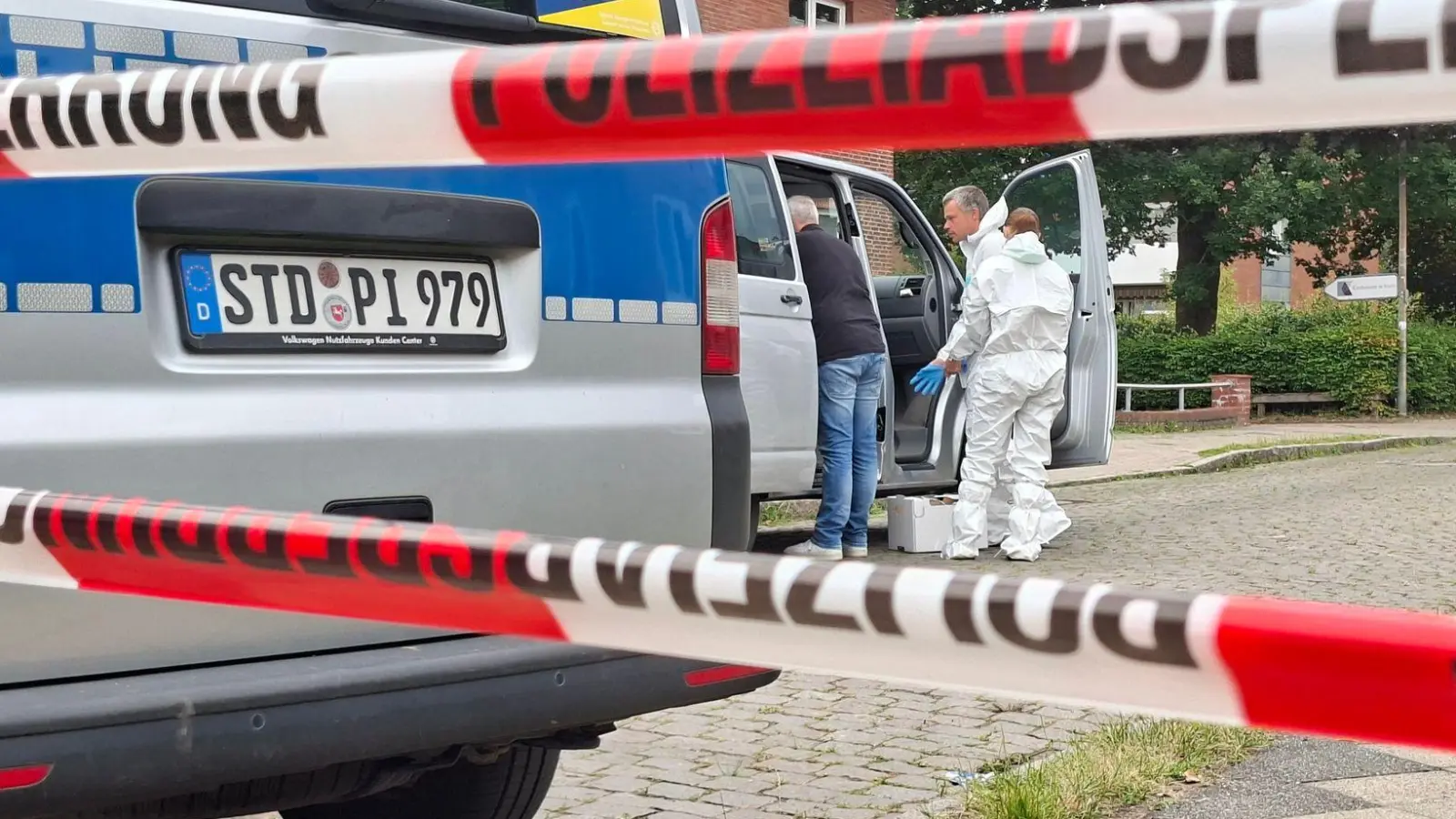 Die Ermittler sind derzeit damit beschäftigt, umfangreiche Tatortaufnahmen und -vermessungen durchzuführen. (Foto: Kai Moorschlatt/dpa)
