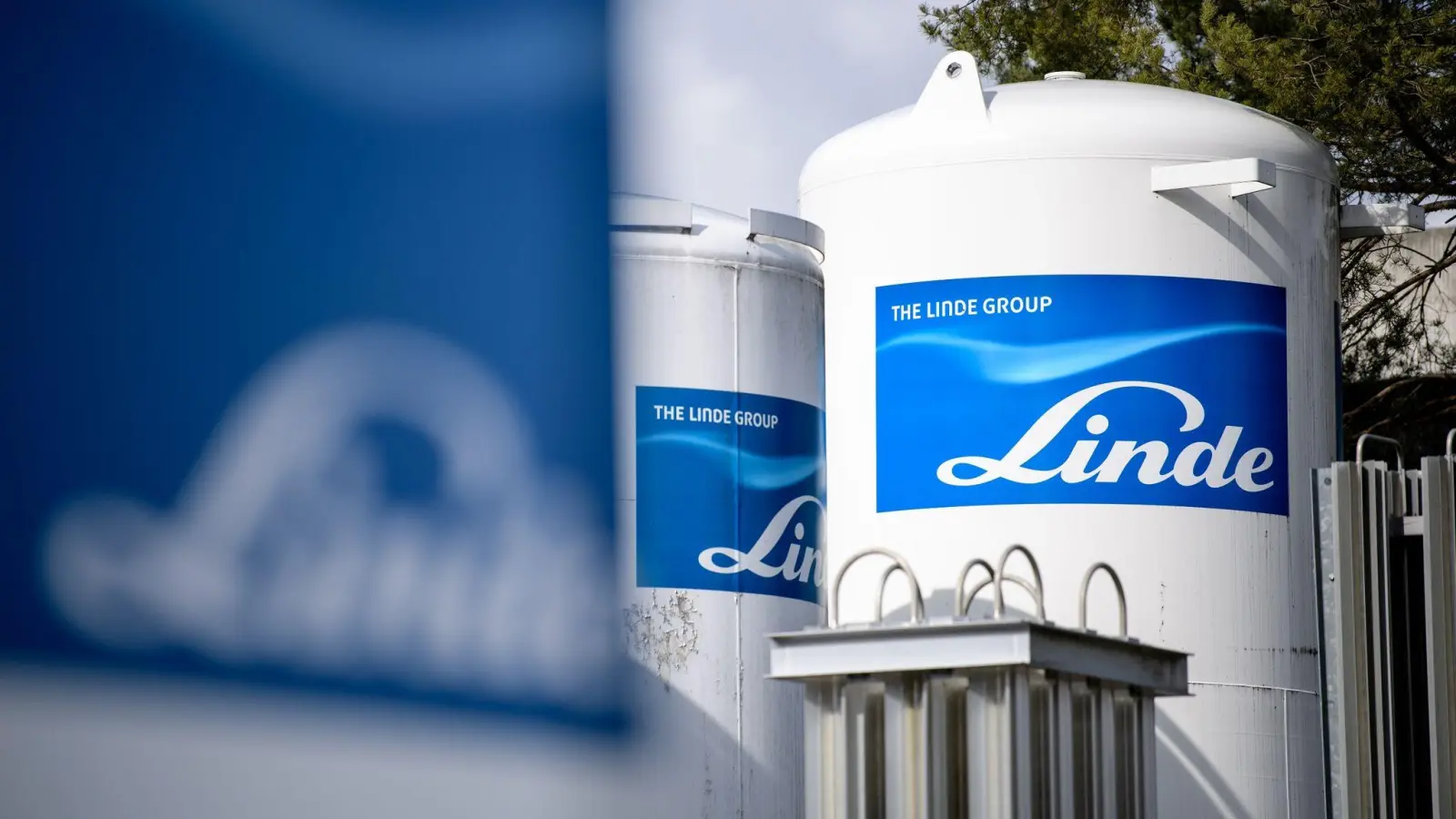 Das Logo des Industriegaskonzerns Linde ist auf Gasbehältern der Linde AG zu sehen. (Foto: Matthias Balk/dpa/Archivbild)