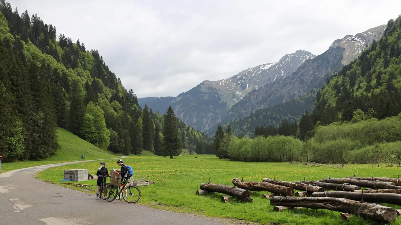 Radfahrer sind bei einer Tour im Hintersteiner Tal im Landkreis Oberallgäu unterwegs. (Foto: Davor Knappmeyer/dpa)