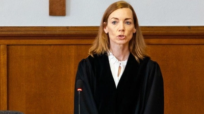 Die Vorsitzende Richtern (M) bei der Urteilsverkündung.  (Foto: Laszlo Pinter/dpa)