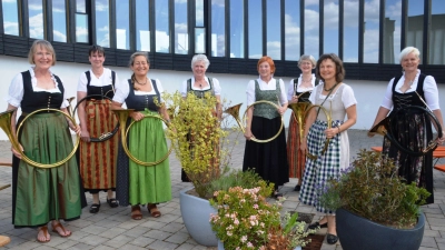 Die Bläserinnengruppe des BJV gab im sonnigen Innenhof des Limeseums zwei Konzerte. Bei Hannelore Weißmann (4.v.re.) laufen die organisatorischen Fäden der Gruppe zusammen, die von Beate Bauer (2.v.re.) geleitet wird. (Foto: Peter Tippl)