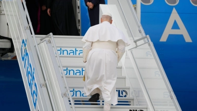 Papst Leo betritt den Flieger nach Algerien - während des Flugs geht er dann auf die Kritik von US-Präsident Trump ein. (Foto: Gregorio Borgia/AP/dpa)
