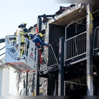 Senioren mussten eine Wohnanlage verlassen, nachdem dort ein Feuer ausgebrochen war.  (Foto: Pia Bayer/dpa)