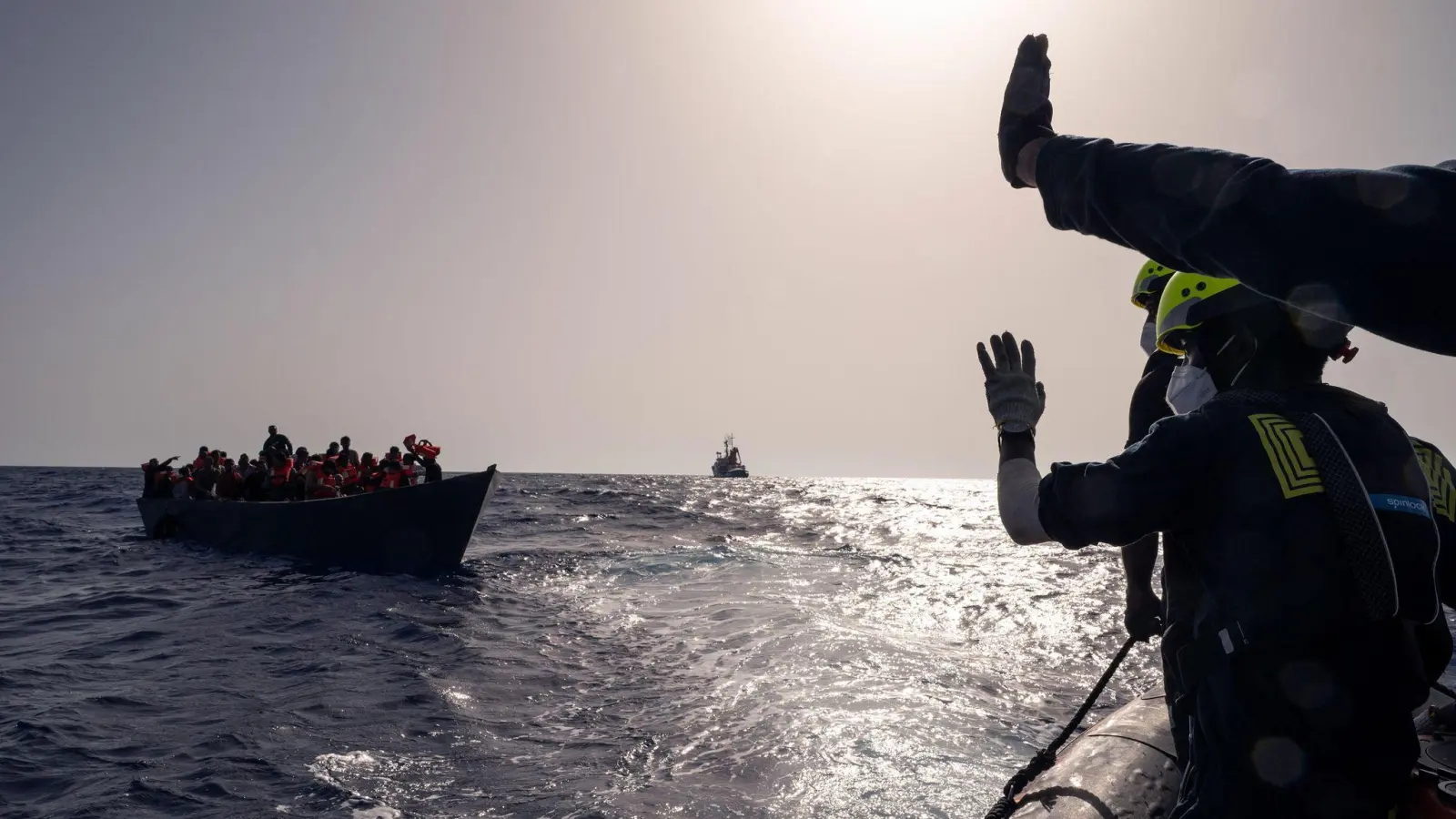 Crew-Mitglieder der „Humanity 1“ retten Menschen aus einem überfüllten Boot. (Foto: Arez Ghaderi/"SOS Humanity"/dpa)