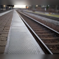 Die Bahnsteige zwischen Aschaffenburg und Gemünden bleiben wegen Sanierungsarbeiten vom 9. November an bis Mitte Dezember leer. (Symbolbild) (Foto: Daniel Karmann/dpa)
